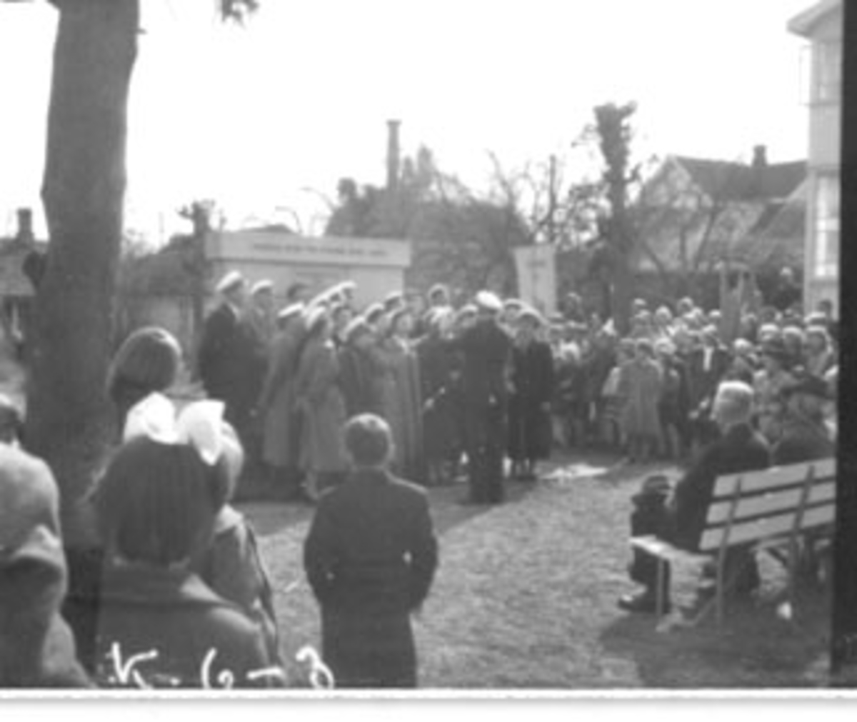 Anno Domkirkeodden, 1. MAI, SANGKOR VED MINNESMERKE OVER DE FALNE,
