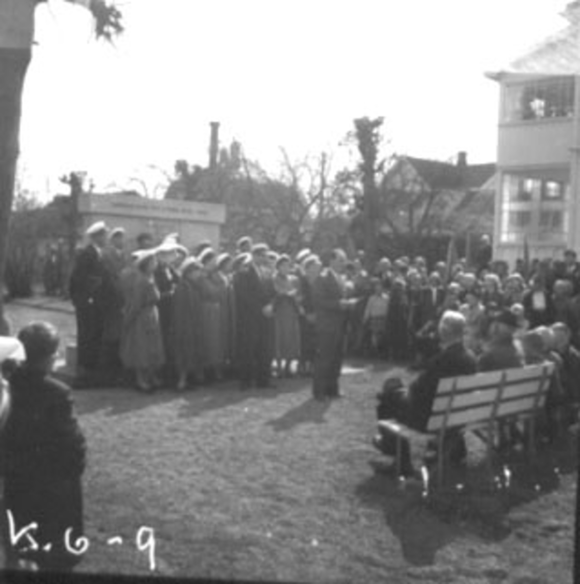 Anno Domkirkeodden, 1. MAI, MYE FOLK, BAUTA OVER DE FALNE, SANGKOR, BENK,