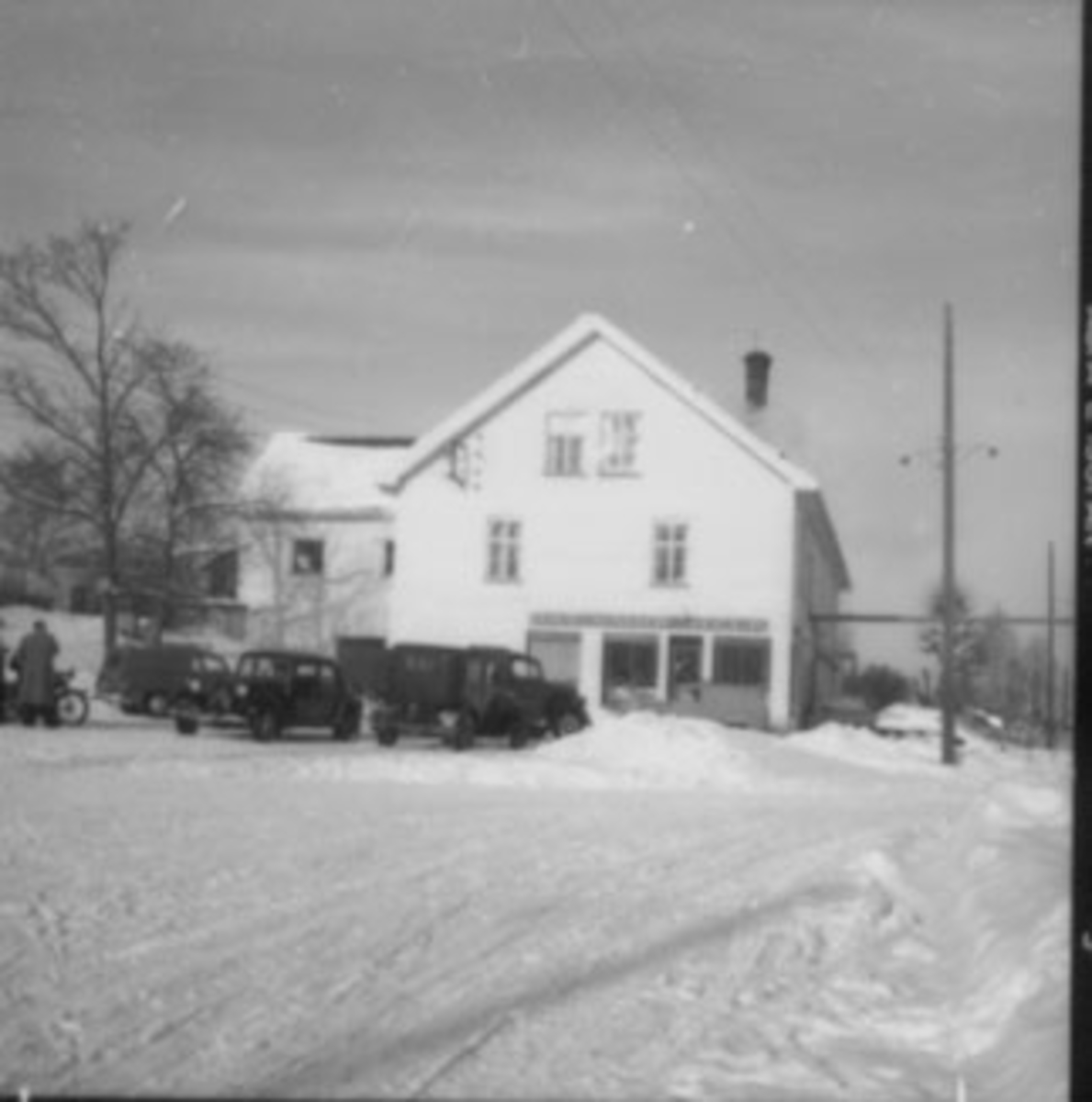 Anno Domkirkeodden, EKSTERIØR: STANGE MEIERI, FOLK UTENFOR, VINTER,