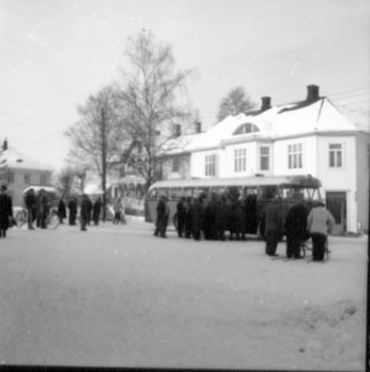 Anno Domkirkeodden, BUSSHOLDEPLASS VED STANGE MEIERI, FOLK, VINTER,