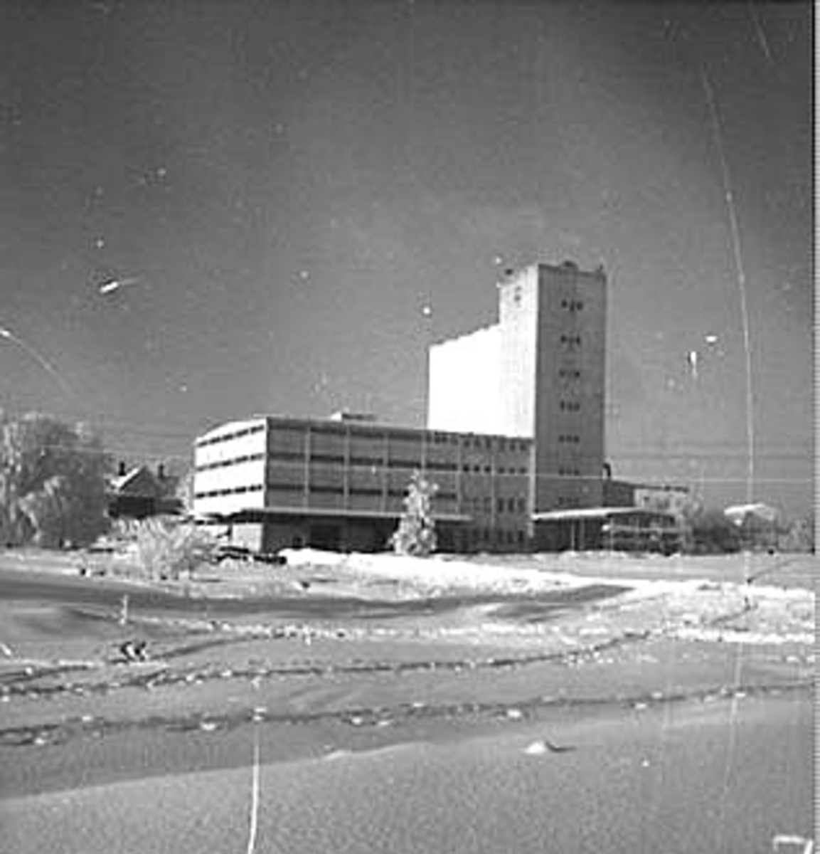 Anno Domkirkeodden, EKSTERIØR: FELLESKJØPET, KORNSILO, FERDIG UTBYGD, VINTER,
