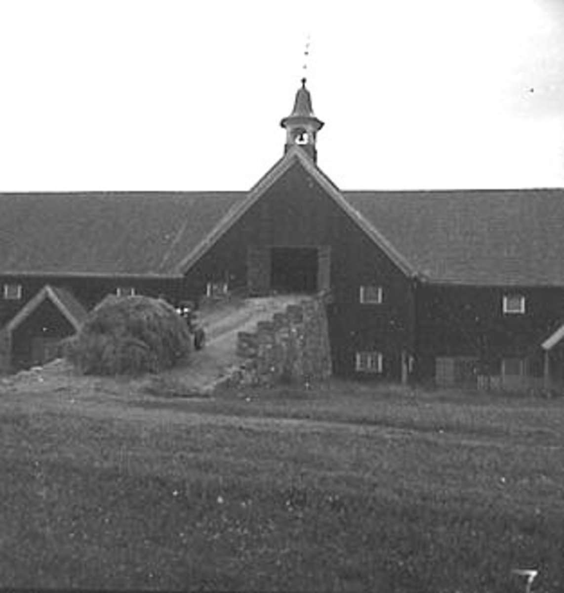 Anno Domkirkeodden, EKSTERIØR: LÅVEN, GARDSBRUK, RINGNES GÅRD, HØYONN, TRAKTOR MED HØYLASS,