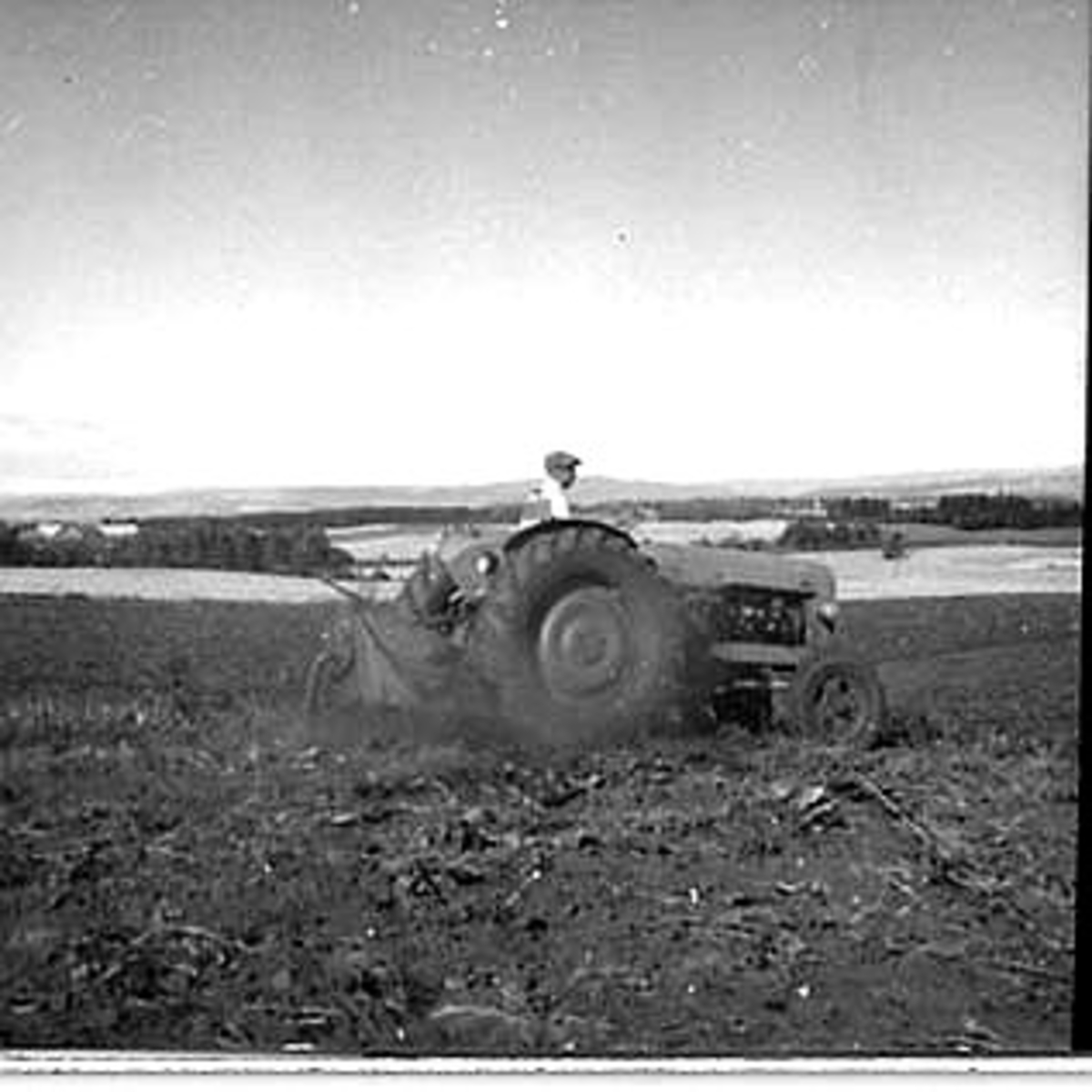 Anno Domkirkeodden, POTETONN, TRAKTOR MED POTETOPPTAGER, FOKHOL,