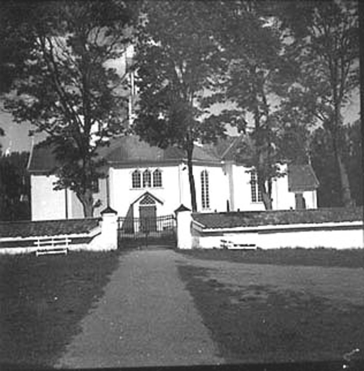 Anno Domkirkeodden, EKSTERIØR: TANGEN KIRKE, TANGEN