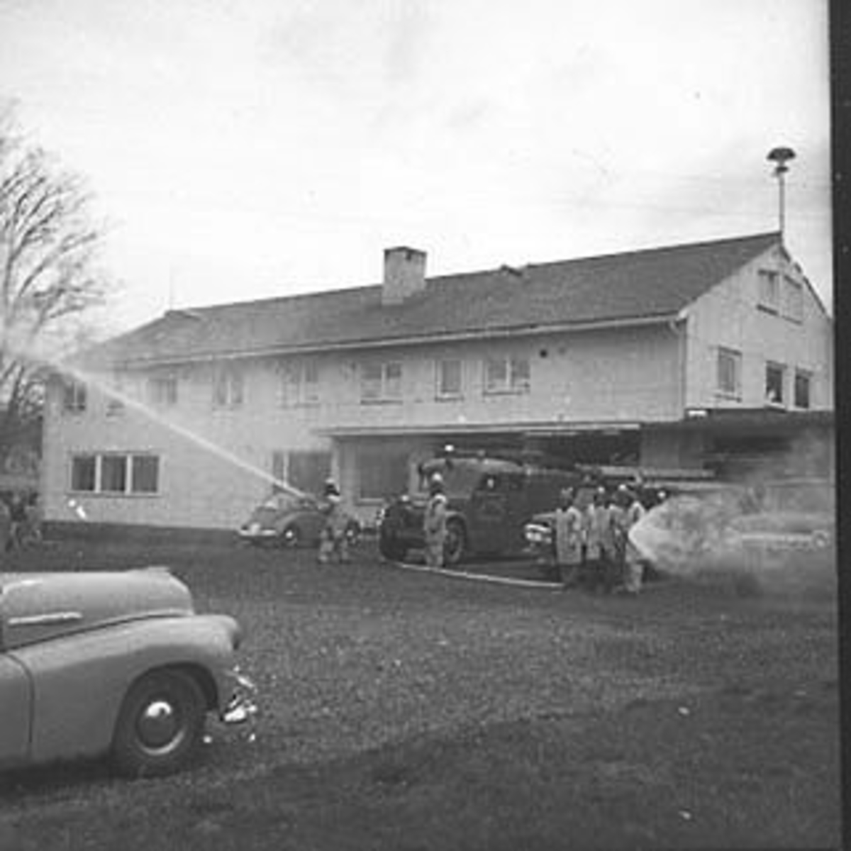 Anno Domkirkeodden, BRANNØVELSE, STANGE BRANNVESEN, EKSTERIØR: BRANNSTASJONEN, BRANNMENN, BRANNSLANGE, BRANNBILER