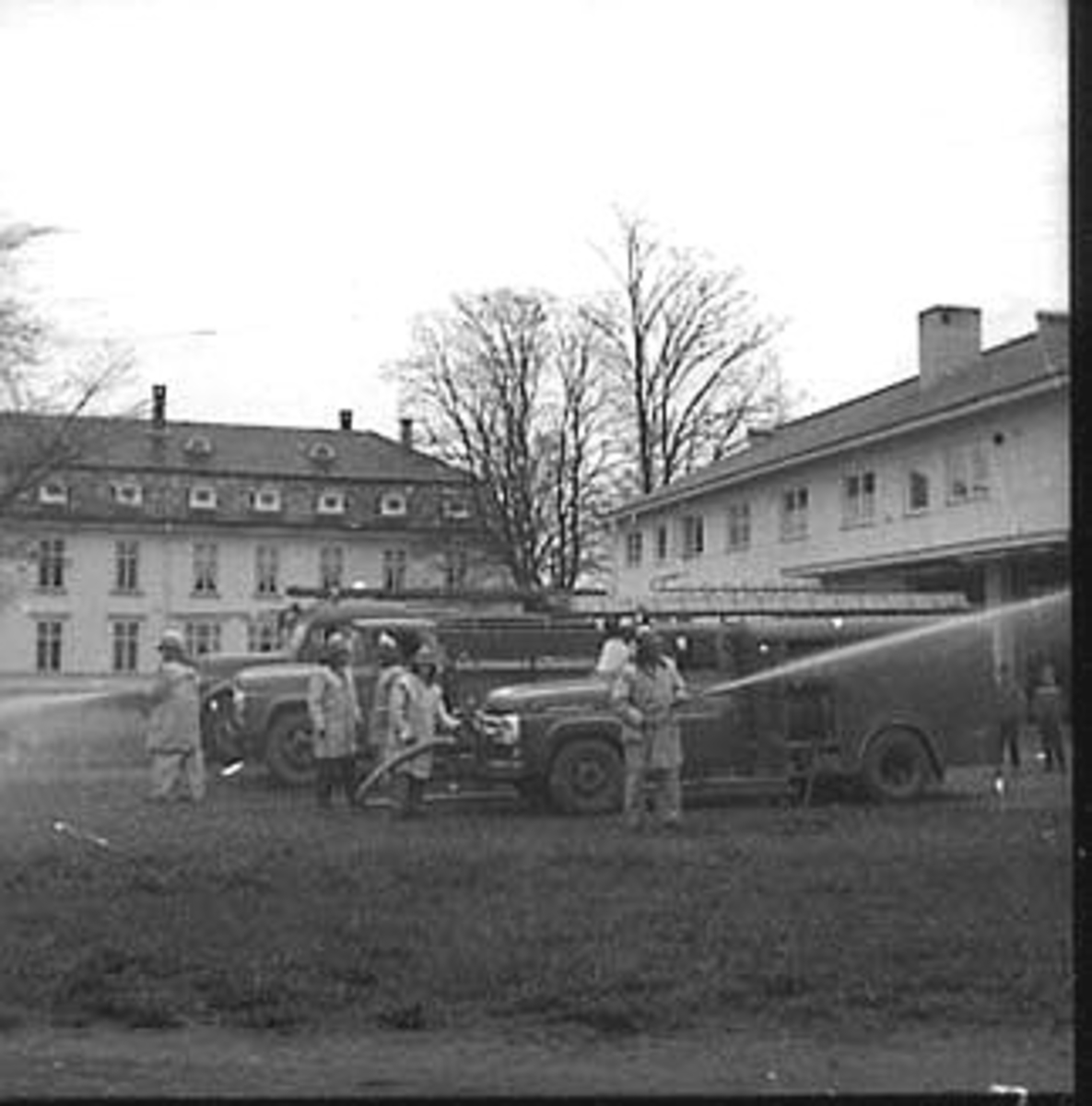 Anno Domkirkeodden, BRANNØVELSE, STANGE BRANNVESEN, EKSTERIØR: BRANNSTASJONEN, BRANNMENN, BRANNSLANGE, BRANNBILER