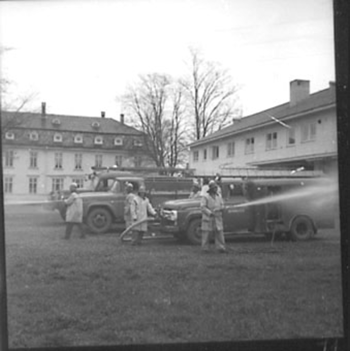 Anno Domkirkeodden, BRANNØVELSE, STANGE BRANNVESEN, EKSTERIØR: BRANNSTASJONEN, BRANNMENN, BRANNSLANGE, BRANNBILER,