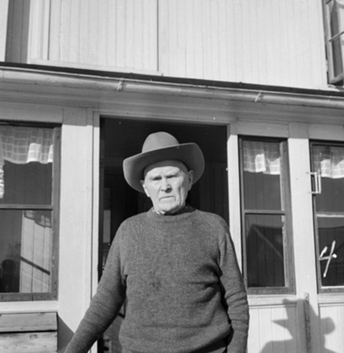 Anno Domkirkeodden, PORTRETT: JULIUS SINNERUD, STANGE. Peter`s eldste bror, foran "Sinnerudgården" på Stange