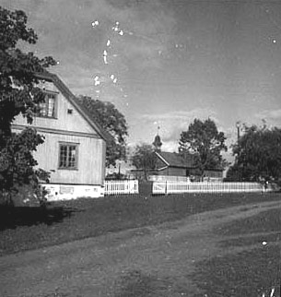 Anno Domkirkeodden, EKSTERIØR: GARDSBRUK, HOVEDBYGNINGEN, STABBUR, HUSEBY GÅRD,