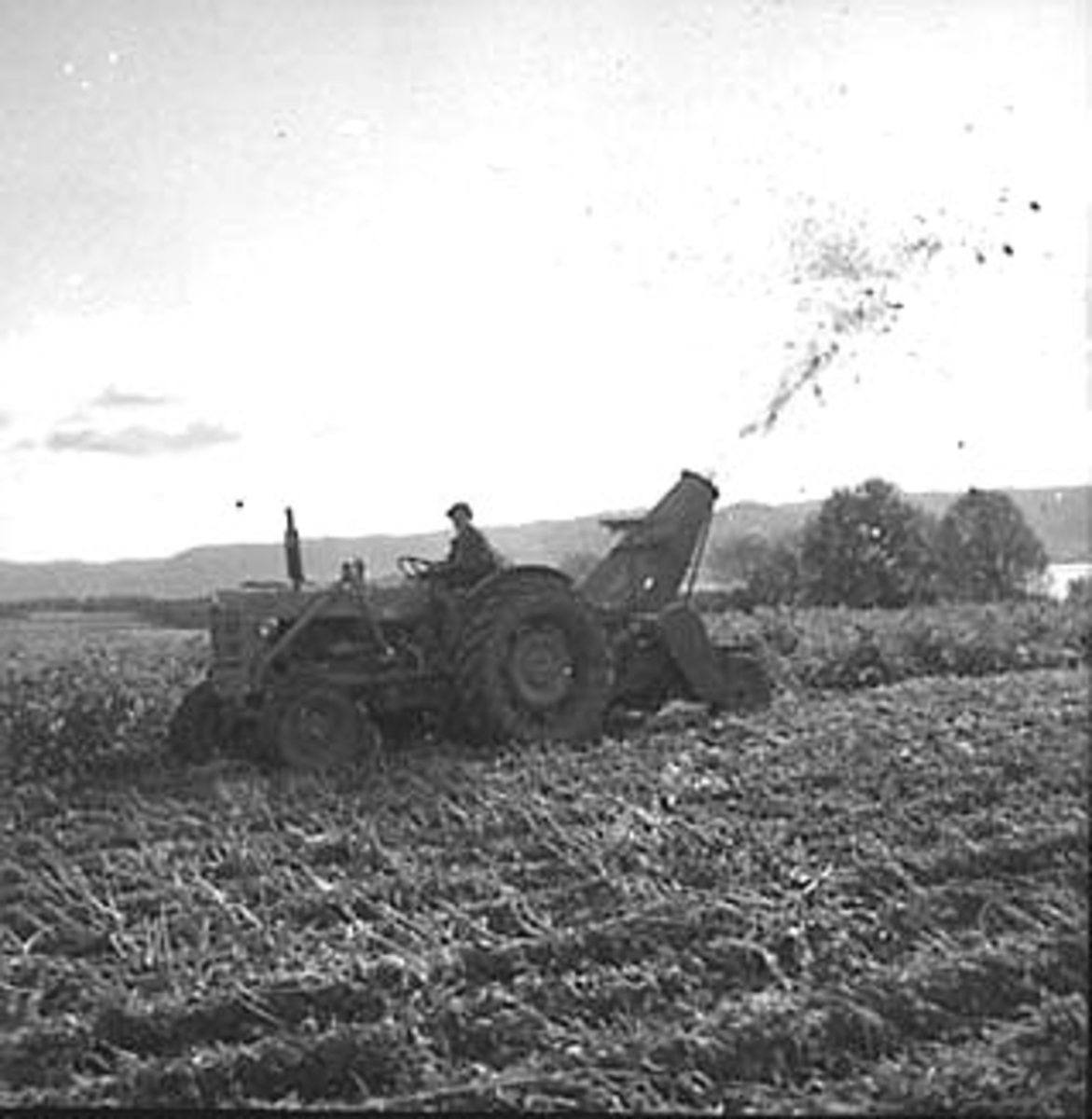 Anno Domkirkeodden, TRAKTOR MED FORHØSTER, HUSEBY GÅRD,