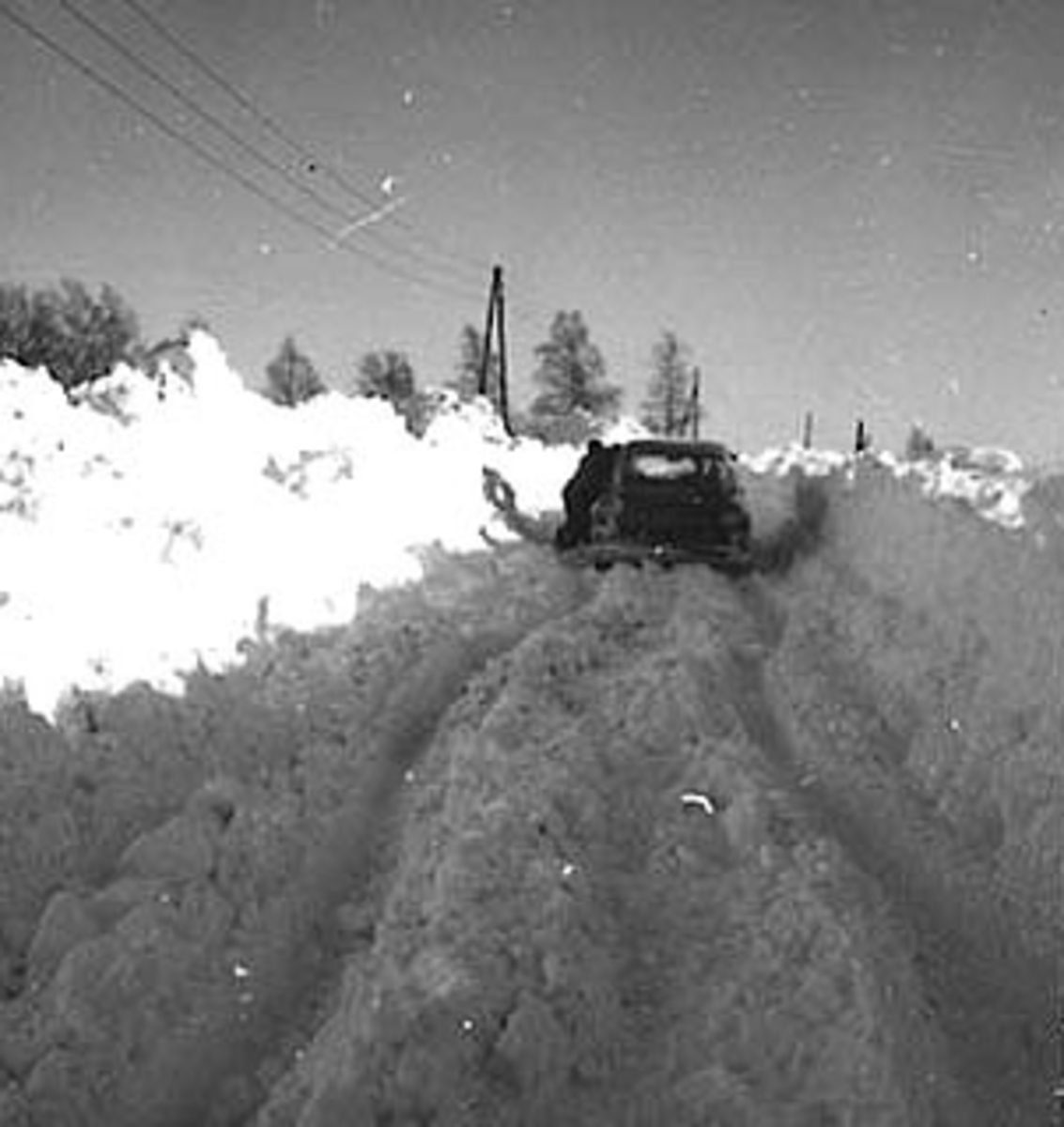Anno Domkirkeodden, BIL PÅ VEG, SNØVINTEREN 1962, HØYE BRØYTEKANTER, FOLK DYTTER, LALUM GÅRD,