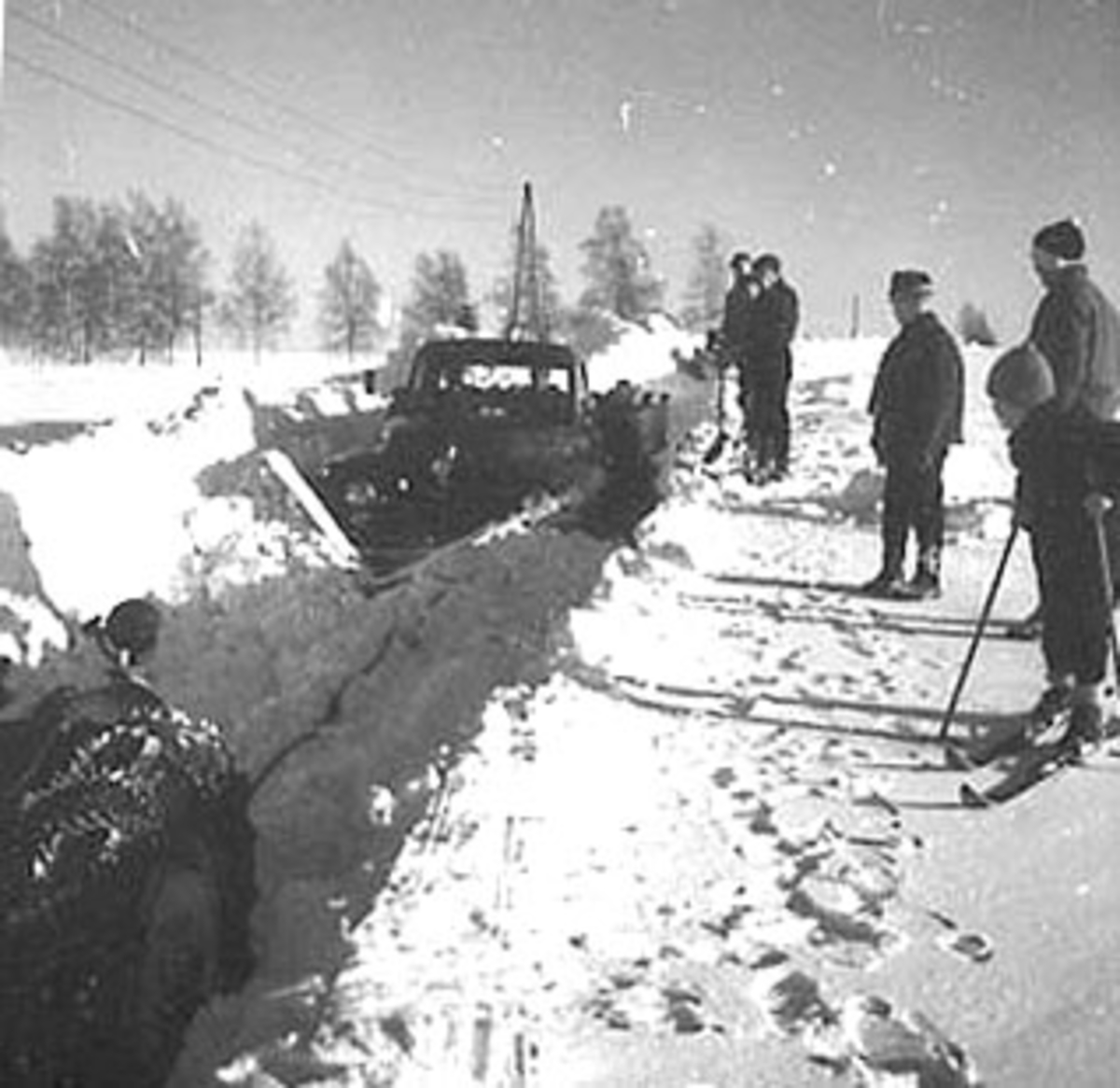 Anno Domkirkeodden, LASTEBIL FORD (USA) 1955 MODELL, MED SNØPLOG, SNØVINTEREN 1962, HØYE BRØYTEKANTER, FOLK MED SPADER, LALUM GÅRD, SNØBRØYTING