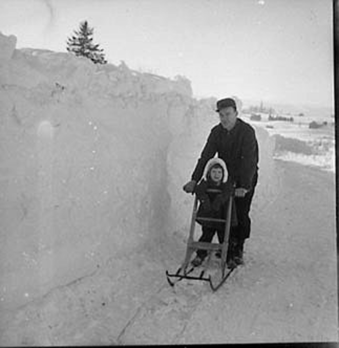 Anno Domkirkeodden, Lars Hagen med dattera Anne Mari Hagen, sparkstøtting, brøytekanter, snøvinteren 1962.