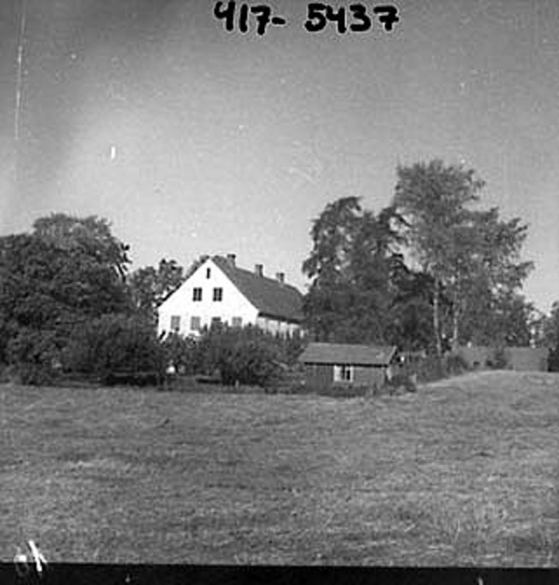 Anno Domkirkeodden, EKSTERIØR: GARDSBRUK, HVERVEN, HOVEDBYGNINGEN,