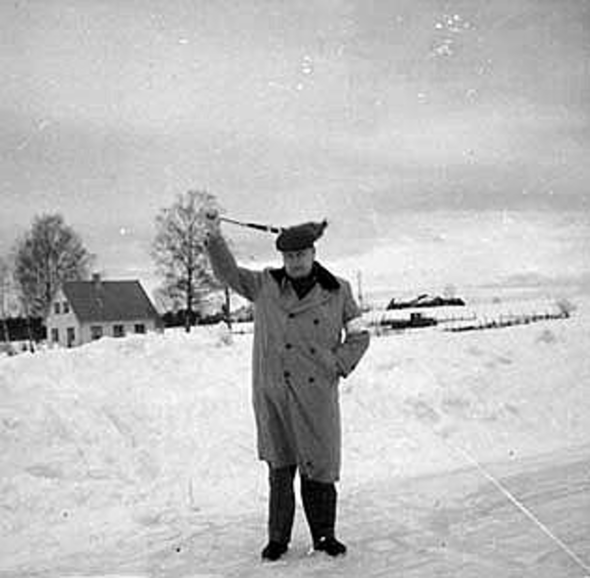 Anno Domkirkeodden, MANN MED FLAGG: JOHAN LARSEN, SKØYTELØP, SKØYTESTEVNE, STANGE IDRETTSBANE