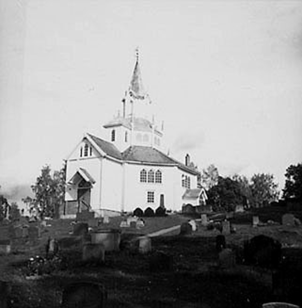 Anno Domkirkeodden, EKSTERIØR: TANGEN KIRKE, TANGEN