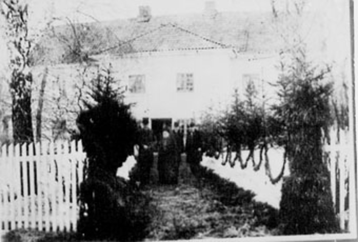 Normann Helger, BEGRAVELSE, HOVEDINNGANG PYNTET MED GRANBAR, GIRLANDERE, FOLK, ØSTRE DÆHLINDUBL: 417-3555