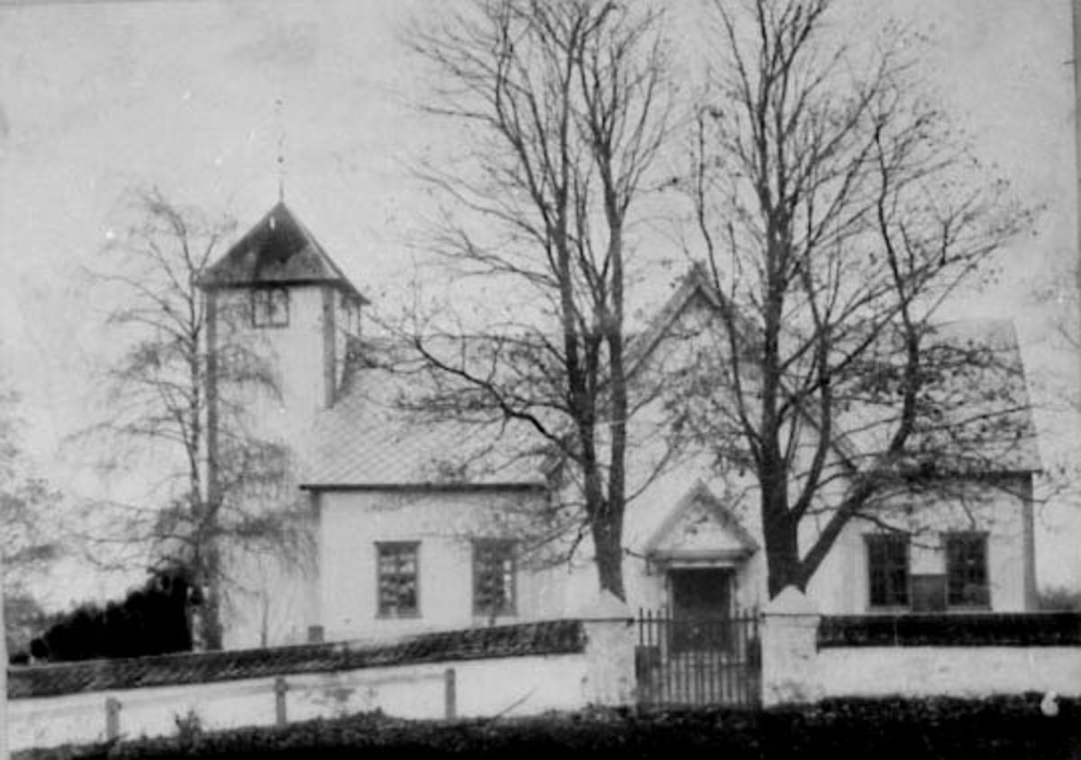 Normann Helger, EKSTERIØR: OTTESTAD KIRKE, KIRKEGÅRDSMUR, PORT, OTTESTAD