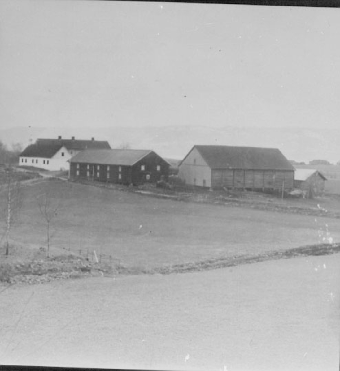 Normann Helger, GARDSBRUK, SAKSLUND GÅRD SETT FRA NORD, UTSNITT 0417-6069,