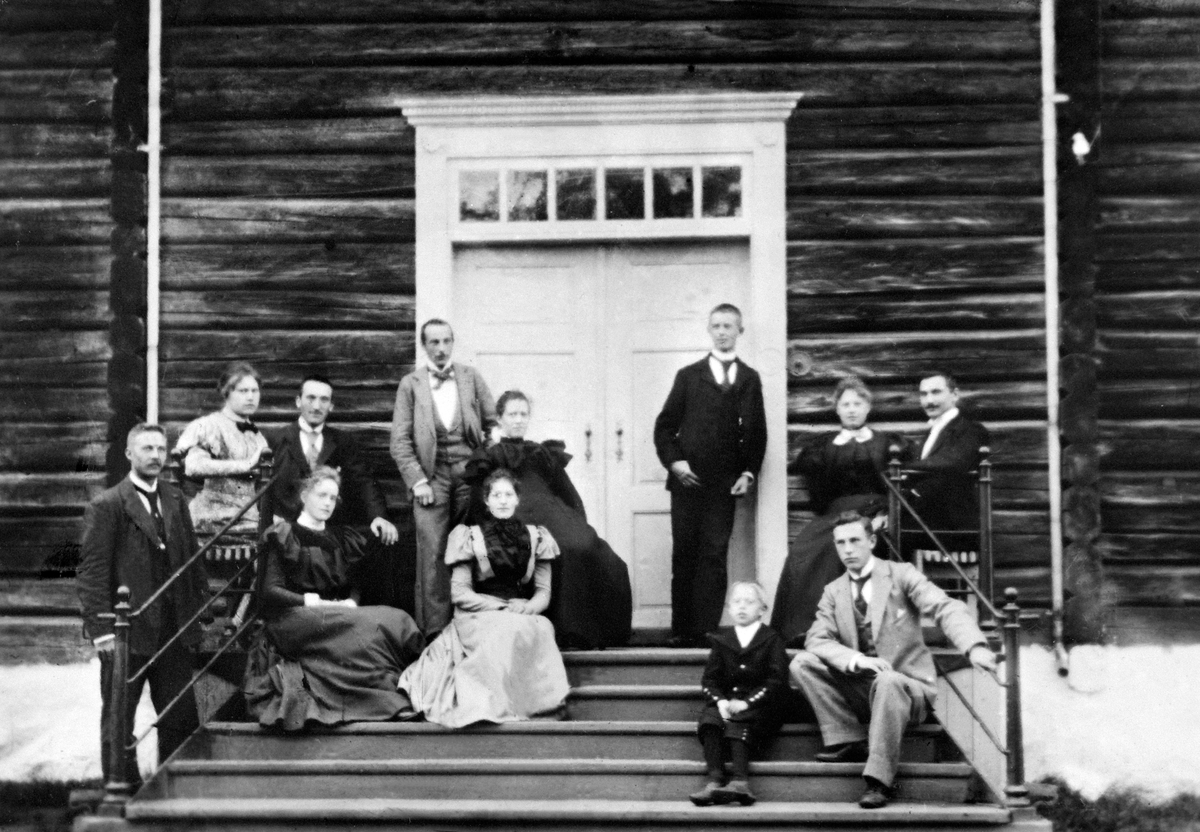 Normann Helger, GRUPPE: 12, FAMILIE, GJESTER, TRAPP, SANDE GÅRD, ILSENG.