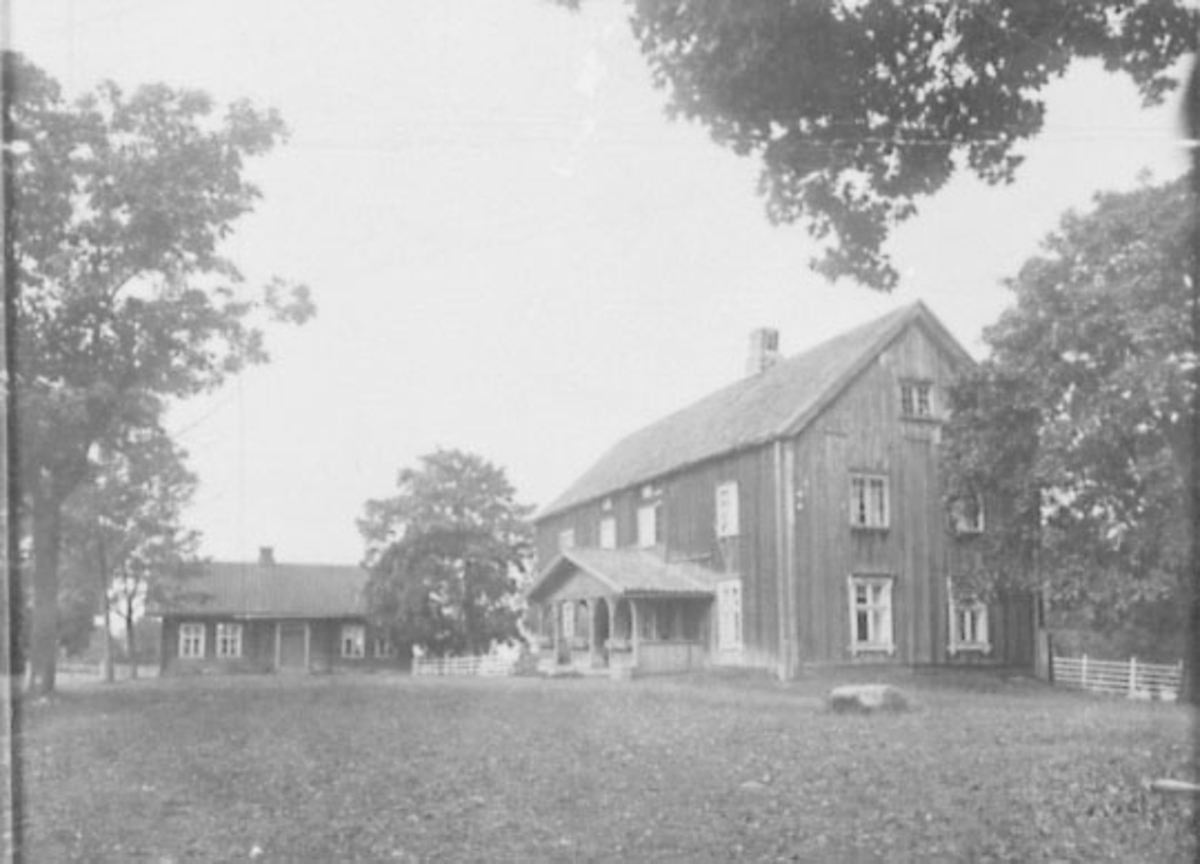 Normann Helger, EKSTERIØR: GARDSBRUK ELTON ØSTRE, TUN,