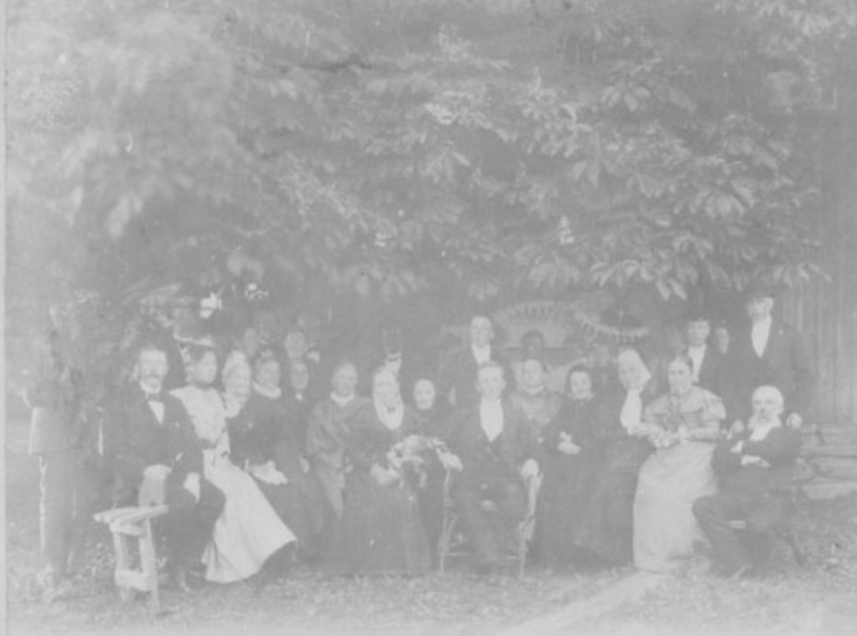 Normann Helger, GRUPPE: STOR FAMILIE, SØLVBRYLLUP KARI POULSEN FØDT LALUM OG KNUD POULSEN, REKSTAD GÅRD.