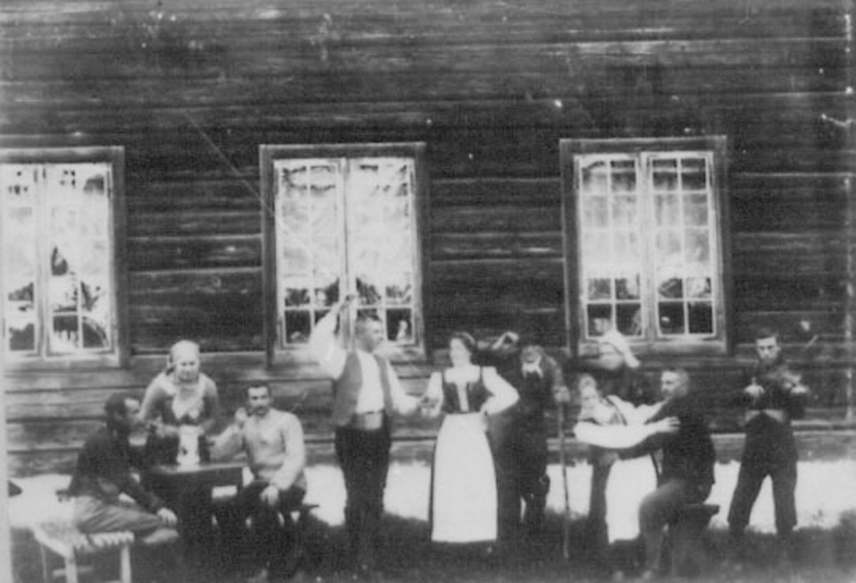Normann Helger, TABLÅ, GRUPPE. 10, UTKLEDDE FOLK SPILLER TEATER, SANDE, ROMEDAL