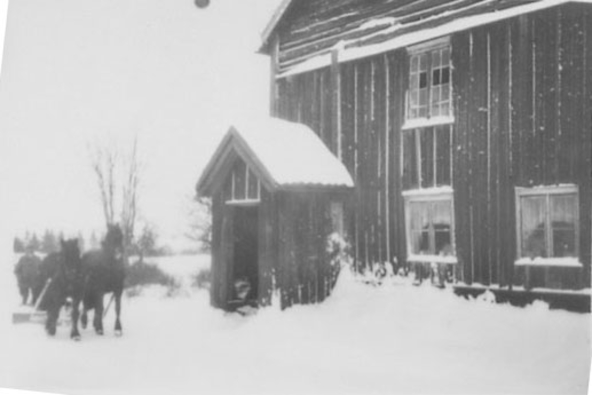 Normann Helger, EKSTERIØR: LØKENBYGNINGEN, STOR REE, HESTER MED SNØPLOG, VINTER, RE STORE/KJERNMYR. /HAUG