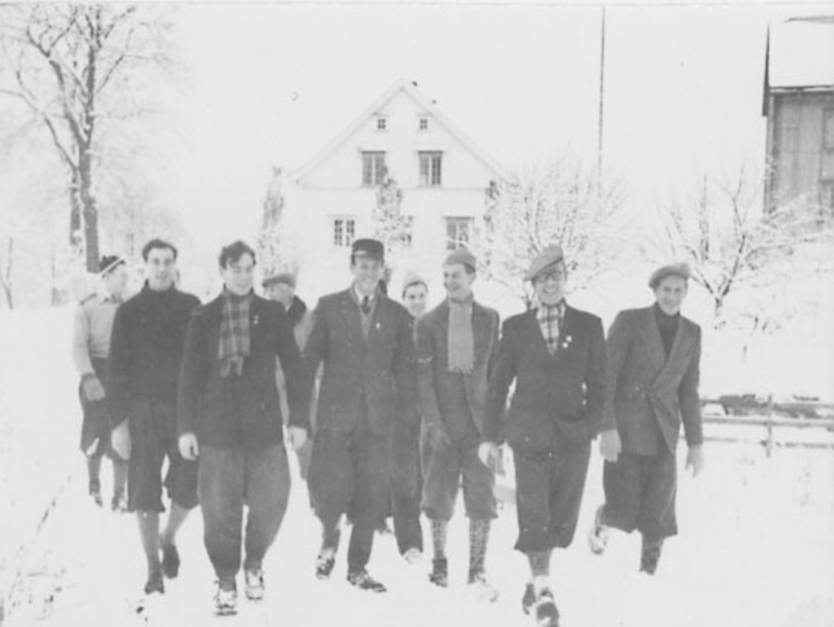 Normann Helger, GRUPPE: 9, MENN, EN "ROADWALK" OLYMPIAFARERE, VINTER, FJETRE GÅRD, OTTESTAD,