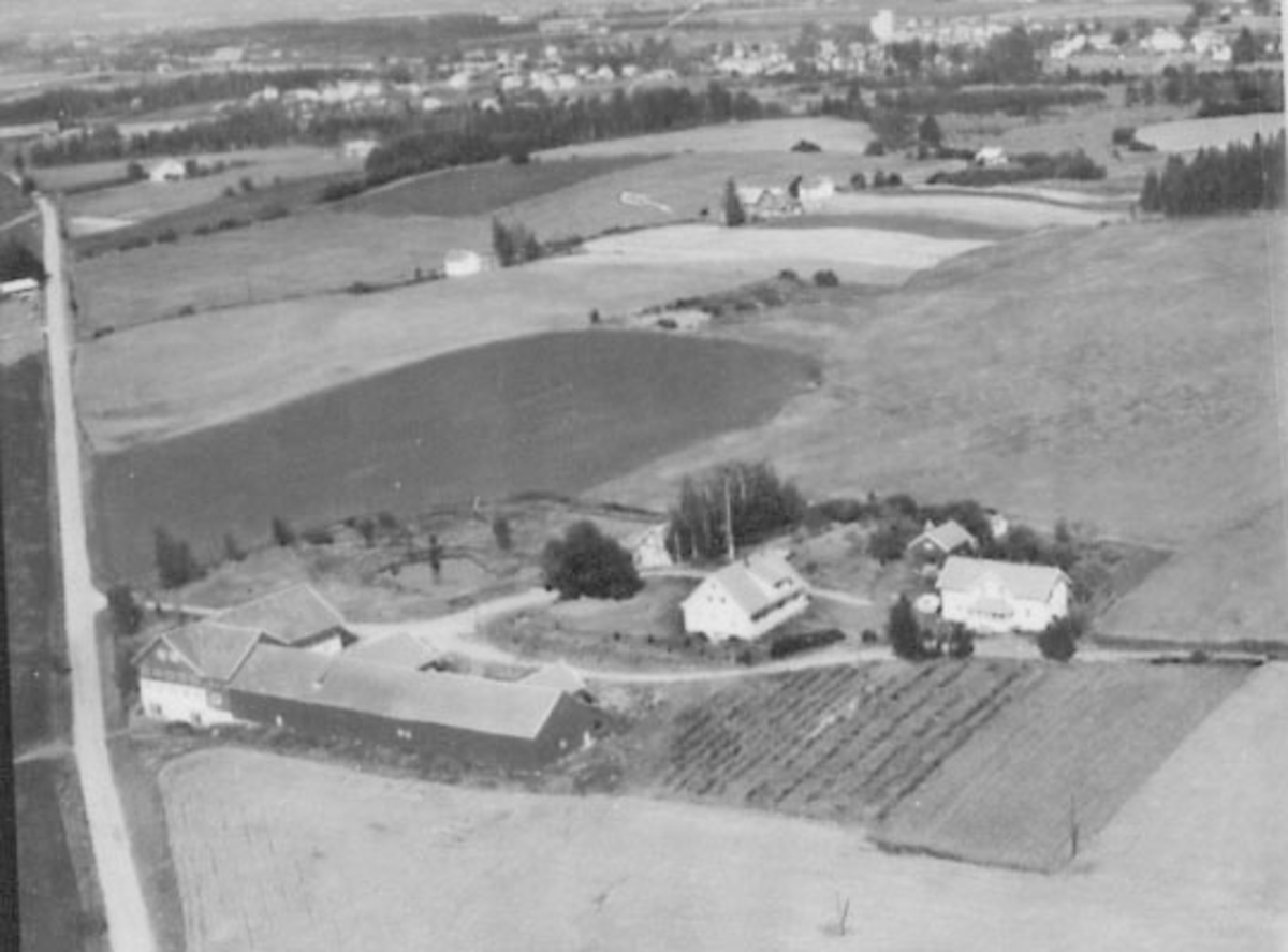 Normann Helger, FLYFOTO: GARDSBRUK, LUND GÅRD, LÅVEN SENERE REVET