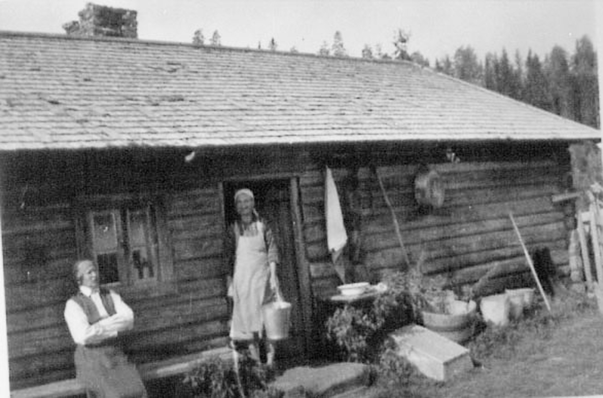 Normann Helger, GRUPPE 2: EVINA HELSET OG BUDEIE FORAN LALUMSVANGEN STØRHUS, LALUMSVANGEN SETER, LAHLUMSVANGEN