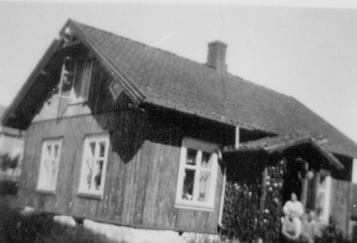 Normann Helger, Gårder Nordre Gnr. 96, bnr. 16. En av eierne Fanejunker Nils Kristiansen g, med Nikoline. Eiendommem kjøpte de av Lemik Berg i 1898. Gruppe 3, ukjente.