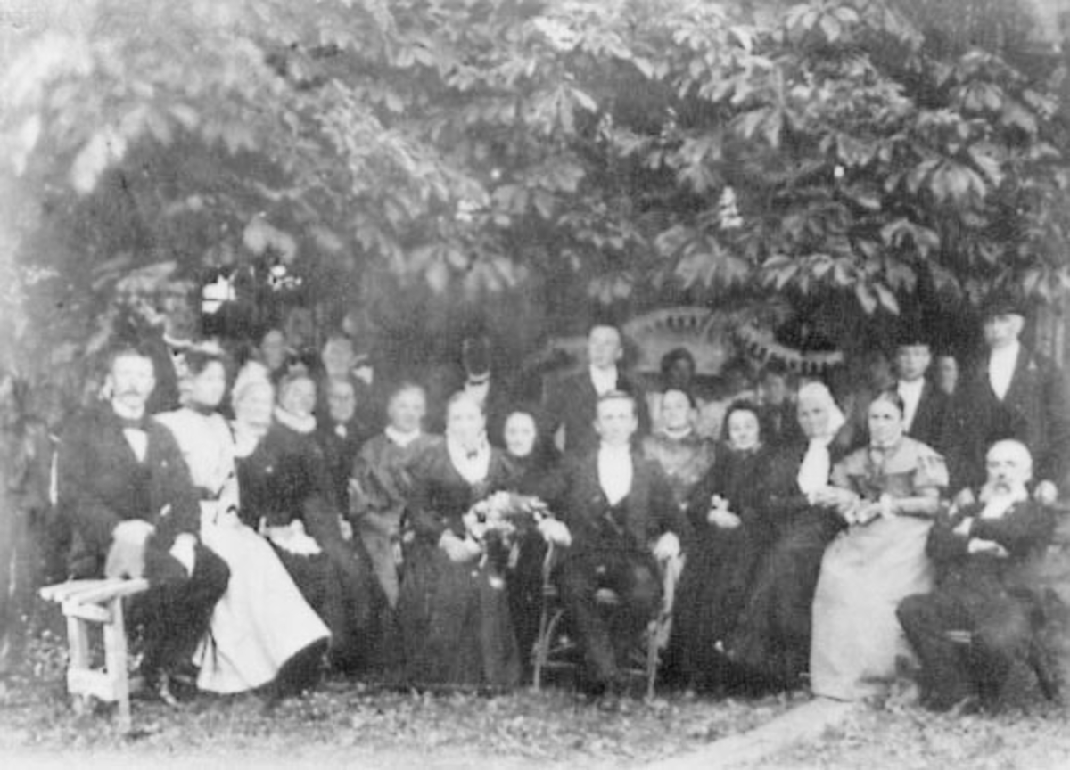 Normann Helger, GRUPPE: STOR FAMILIE, SØLVBRYLLUP POULSEN, KARI FØDT LALUM OG KNUD POULSEN, REKSTAD GÅRD.
