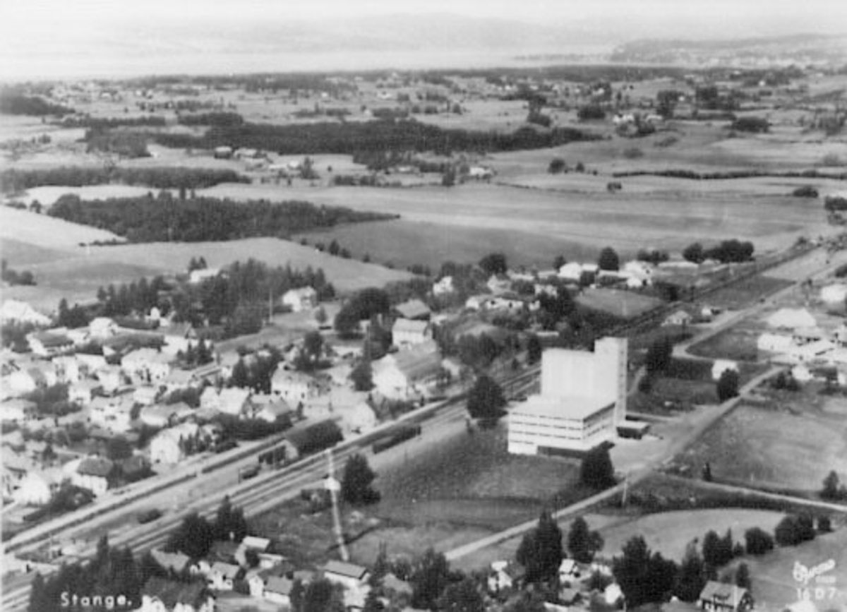 Normann Helger, FLYFOTO, STANGEBYEN MED KORNSILOEN MOT OTTESTAD OG MJØSA