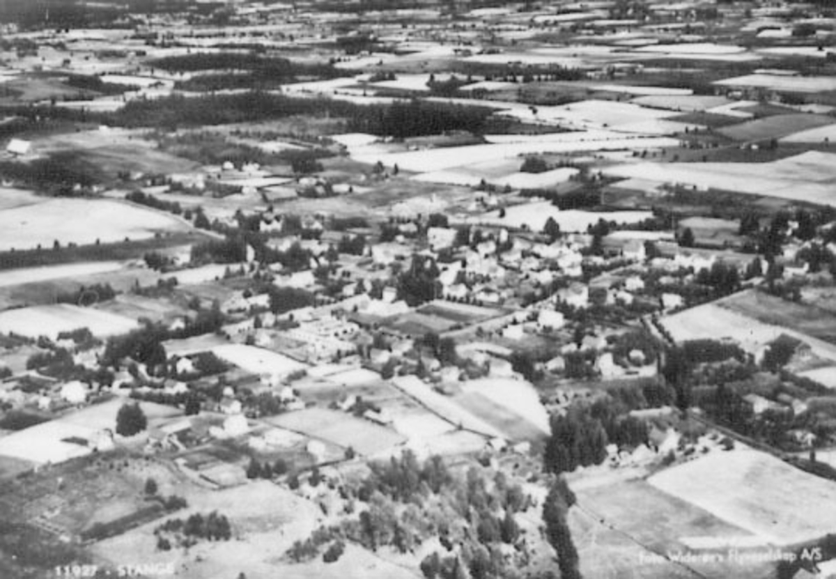Widerøes Flyveselskap A/S, FLYFOTO, STANGEBYEN, ROMEDAL I BAKGRUNNEN.