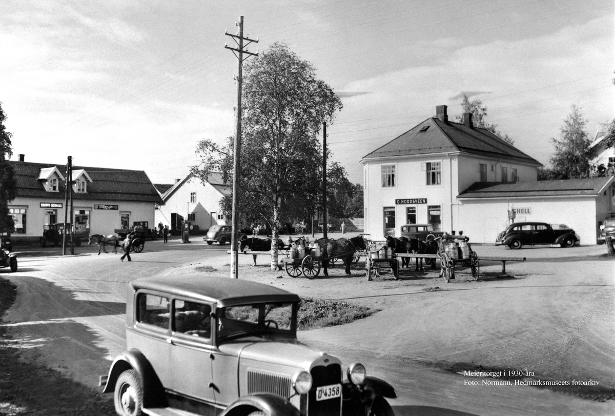 Normann Fotoatelier, STANGEBYEN, MEIERITORGET, GODAGERGÅRDEN, NORDSVEGÅRDEN, FOLK, HESTER, BILER. SE ÅRBOKA 2006 S. 143