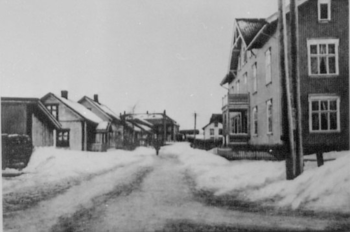 Normann Helger, OVERSIKT STORGATA, SKYSSTASJONEN, TINGVOLD I BAKRUNNEN. HAMMER, VINTER