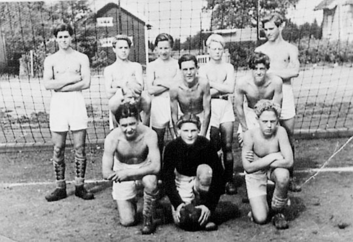 Normann Helger, GRUPPE: 11 FOTBALLSPILLERE, MÅLMANN REIDAR JOHNSEN, STANGE AIF, JUNIORLAGET 1945