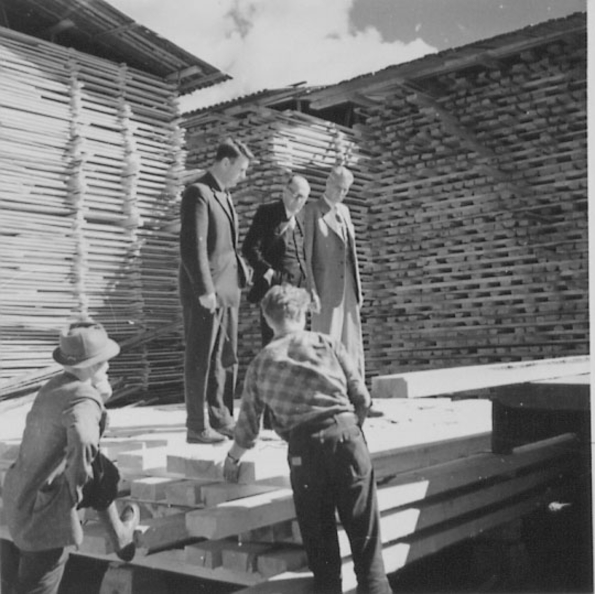 Anno Domkirkeodden, GRUPPE: 5 MENN PÅ STORT TRELAGER, FRA VENSTRE:ALLMENNINGSBESTYRER HANS ALLUM, KNUT FOSS, SCHATVETT, UKJENT, ARNE SIMENSEN, SKABERUD SAG, TANGEN