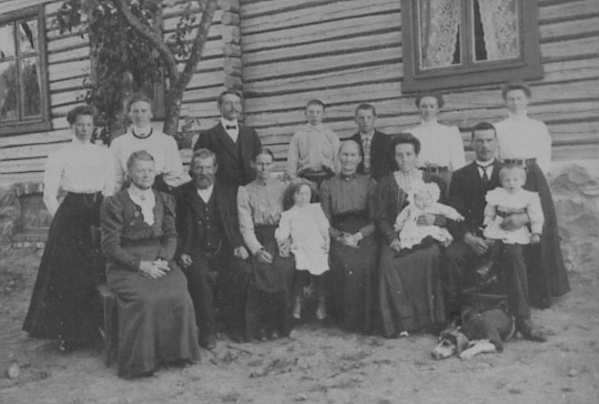 Anno Domkirkeodden, GRUPPE: 16, FAMILIEN HAUG, FRA VENSTRE:UKJENT, HANS HAUG, KAROLINE HAUG, MARGIT ENGEVOLD, KARI ?, BERTE HAUG MED ESTER HAUG PÅ FANGET, KRISTOFFER HAUG MED GAUG HÅKON PÅ FANGET, BAK: KRISTINE HAUG UKJENT, ALF HAUG, EVEN HAUG, ANNA HAUG ANNA HAUG OG ELLEN HAUG, ELLEN NORDGARDEN.