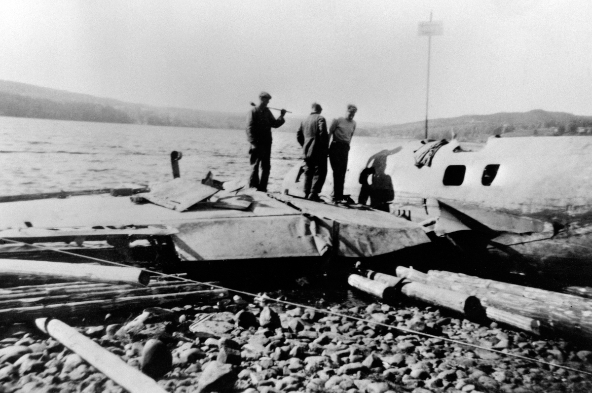 Anno Domkirkeodden, BERGING AV TYSK HEINKEL 111P FLY PÅ BRUSTRANDA, GRUPPE: 3 PÅ VINGEN: OLAI VANGEN, OLA VANGEN, ARNE ODDEN, MJØSA, TANGEN, Bildet er tatt på Brustranda (i dagens Skaberudgrenda) innenfor der flyet havarerte. Min far, Ola Vangen, var med på dette og er også avbildet. I flg ham skal det vel ligge igjen…