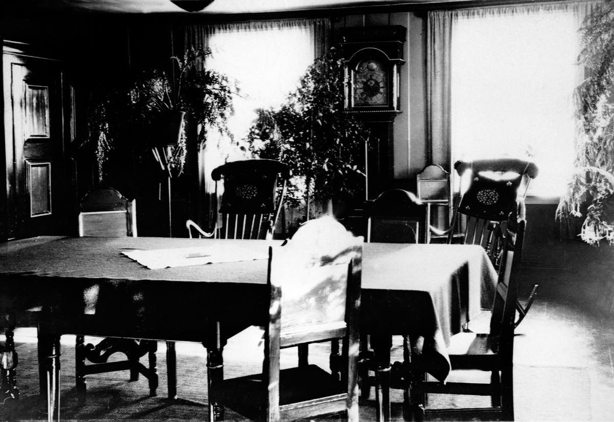Anno Domkirkeodden, INTERIØR: FINSTUE, BORD, ØSTERDALSSTOLER, GYNGESTOL, KLOKKE, BUSVOLD,