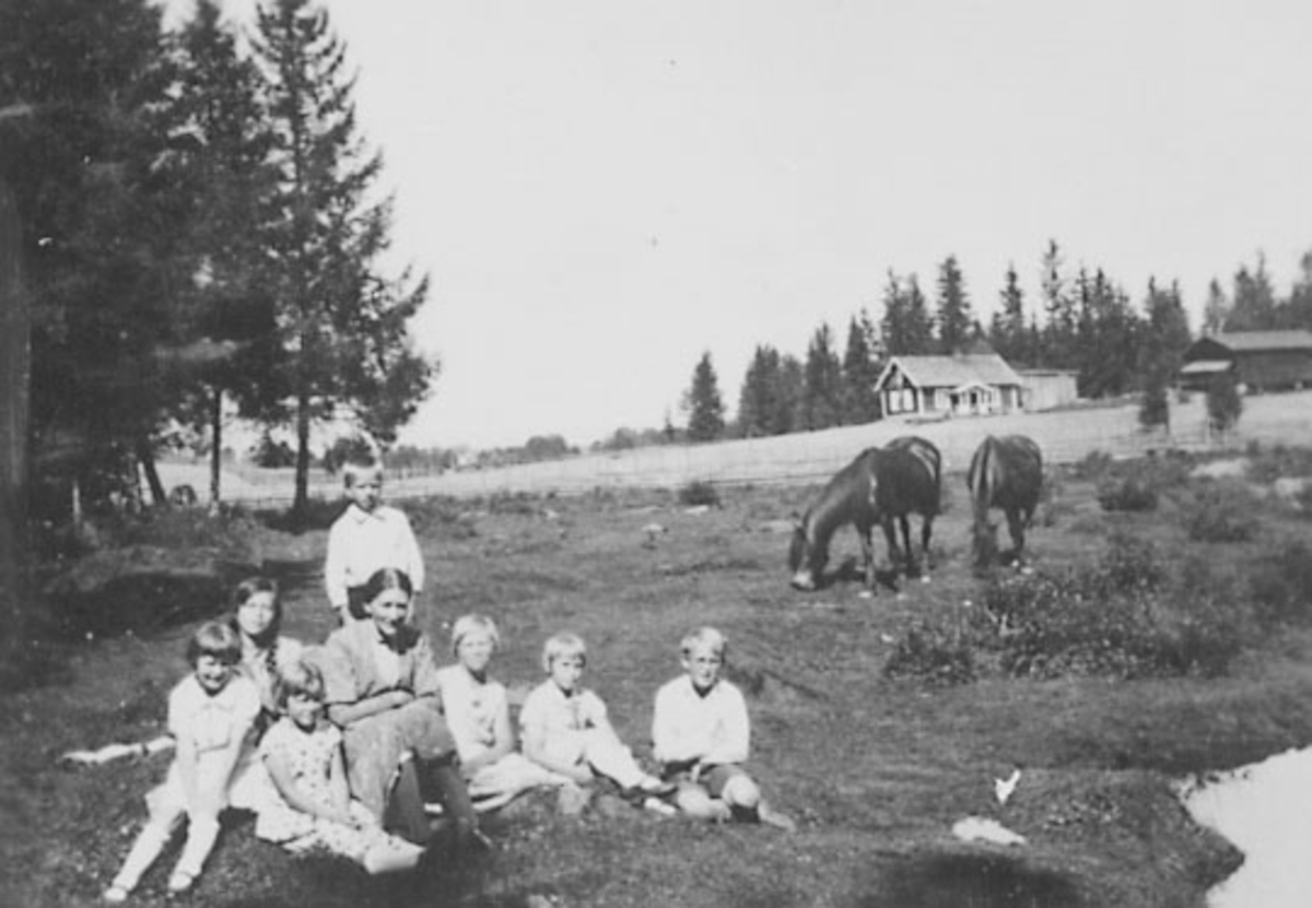 Anno Domkirkeodden, SØNDAGSTUR VED ELVERUD, GRUPPE: 8, STÅENDE BAK:SVEND GAUSTAD, OLIV WESTGAARD, RANDI GAUSTAD, SIGRID BUSVOLD, ASLAUG BUSVOLD, MAGNHILD FROGNER, AGNES SVENDSEN BLOM, PER BUSVOLD