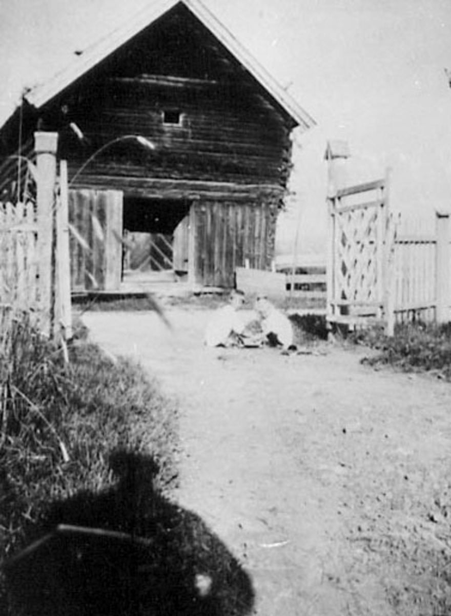 Anno Domkirkeodden, EKSTERIØR: STABBUR, BYGDEVEGEN ILSENG-LØTEN FORAN, ROSENLUND,