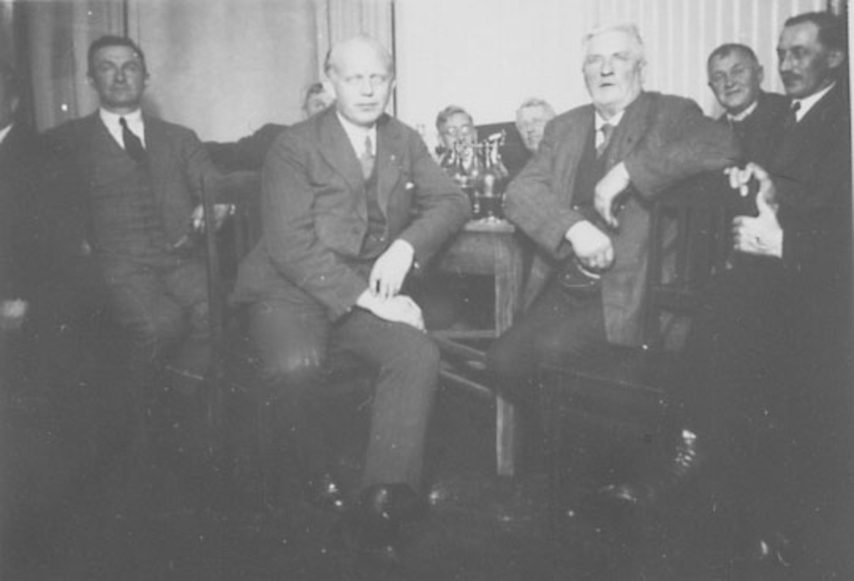 Anno Domkirkeodden, MØTE ROMEDAL BRÆNDERI, BRENNERI, GRUPPE: MENN DISKUTERER PAULSENSAKEN, FRA VENSTRE: PETER J. KONGSLI, DELVIS SKJULT: STYREFORMANN HJALMAR HOEL, FORAN STORTINGSREPRESENTANT FOR BONDEPARTIET: OLAF ØSTBY-DEGLUM, BAK MED BRILLER: UKJENT, BAK: SAKFØRER W. F. CHRISTIE, FORAN: UKENT, NR. 2 FRA HØYRE: DYRL…