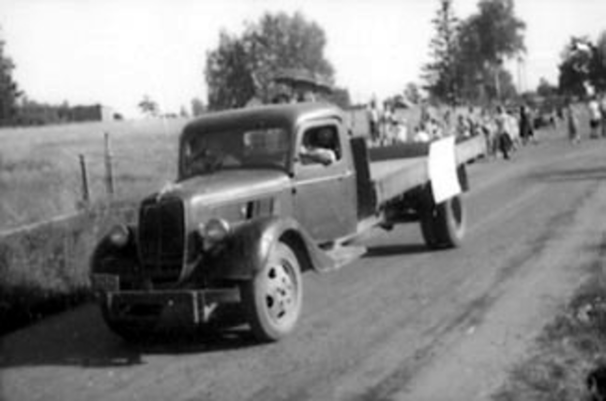 Anno Domkirkeodden, BEKKELAGSDAGER, OPPTOG MED BIL FRA ARSTAD SKOLE TIL OTTESTAD IDRETTSPLASS, FORD V-8 LASTEBIL 1937.