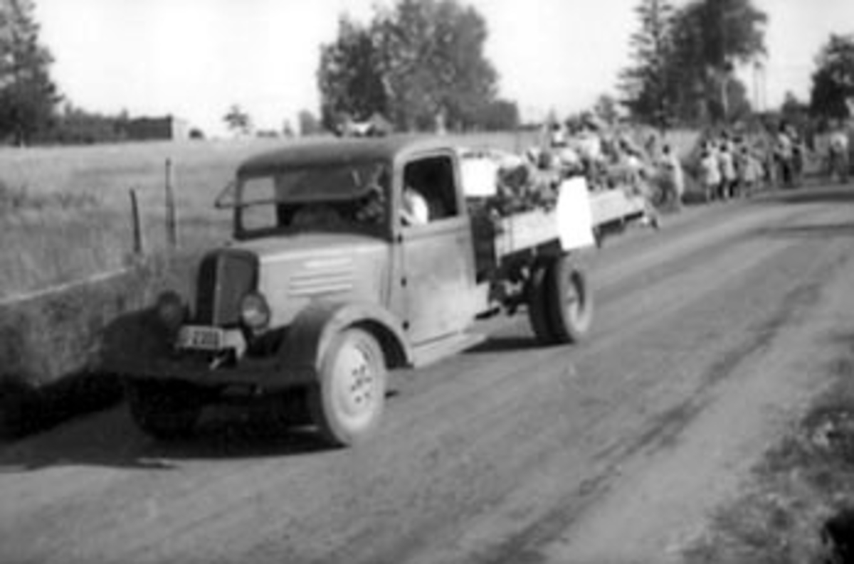 Anno Domkirkeodden, BEKKELAGSDAGER, OPPTOG MED LASTEBIL FRA ARSTAD SKOLE TIL OTTESTAD IDRETTSPLASS. Laastebil Renault D-2300.