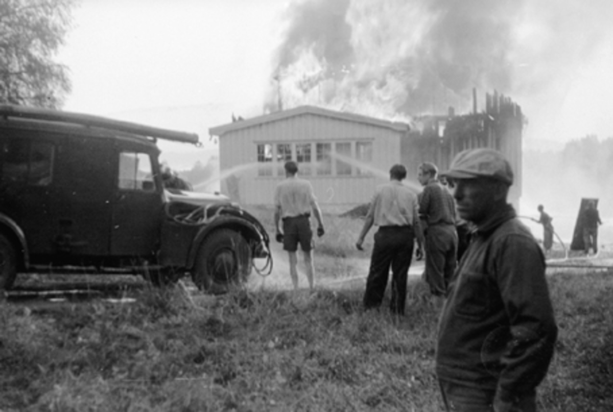 Anno Domkirkeodden, BRANN PÅ GRIMERUD GARD, HOVEDBYGNINGEN BRENNER, RØYK OG FLAMMER, BRANNBIL HORCH, EX-TYSK KRIGSMODELL, KAN VÆRE D-4665.