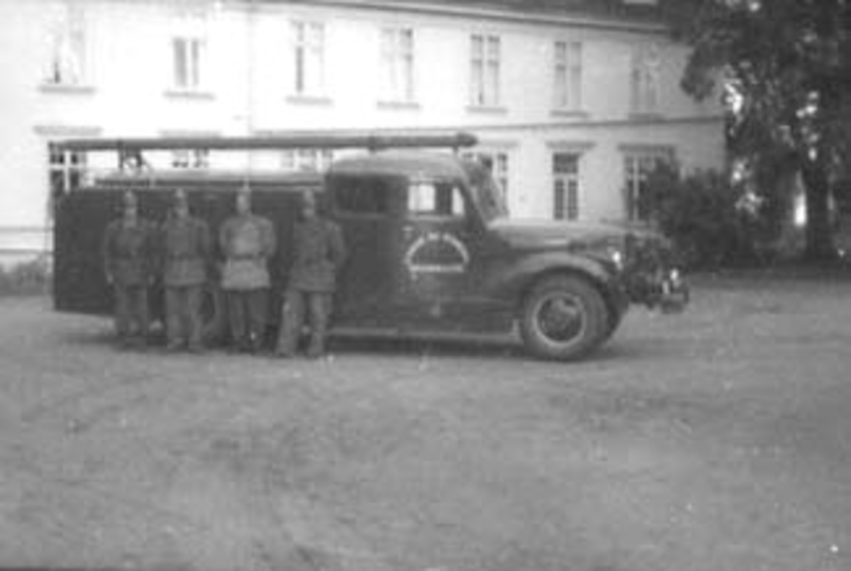 Anno Domkirkeodden, BRANNBIL MED BRANNMENN FORAN, STANGE OG ROMEDAL BRANDKASSE UTENFOR TINGVOLL, STANGEBYEN BRANNBILEN ER EN Chevrolet årsmodell 1946-47.
