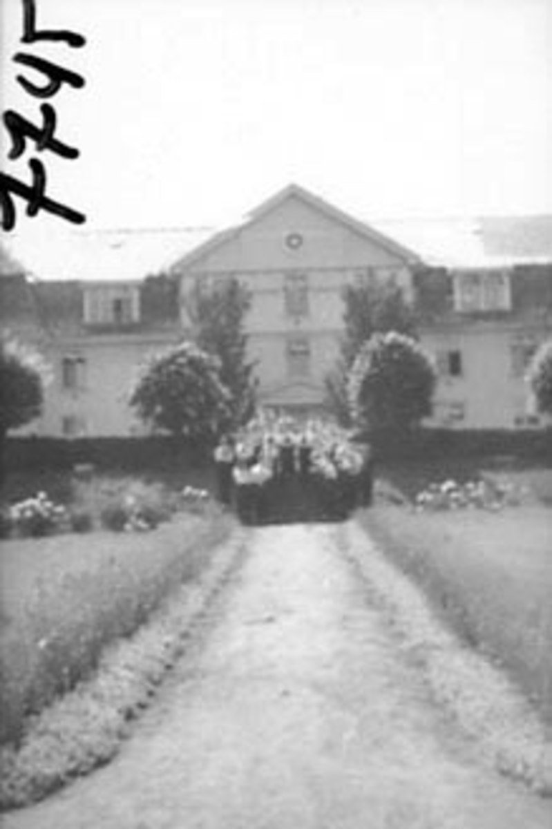 Anno Domkirkeodden, LANDBRUKSUTSTILLING, BLOMSTERPRYDET VEG MOT HOVEDBYGNING, JØNSBERG LANDBRUKSSKOLE, ROMEDAL
